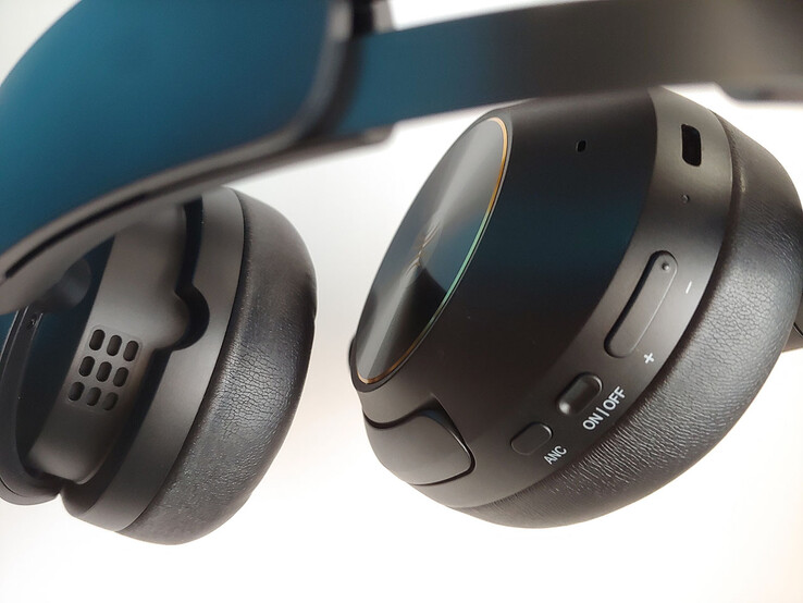 Los auriculares ventilados liberan calor y humedad, pero también algo de sonido, lo que significa que estos audífonos no crearán graves que le estrujen el cerebro. (Fuente de la imagen: Notebookcheck)