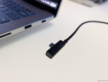 Primer plano de un cable USB-C magnético. Observa el conector ligeramente más grueso que es incompatible con la mayoría de los demás puertos USB-C