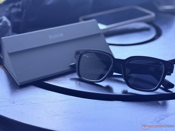 Las gafas Rokid AI Glasses Style junto a su estuche de transporte plegable