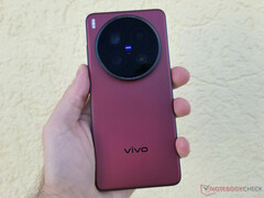 Se espera que el Vivo X300 Ultra supere las tres cámaras traseras de su predecesor, X200 Ultra en la imagen. (Fuente de la imagen: Notebookcheck)