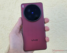 Se espera que el Vivo X300 Ultra supere las tres cámaras traseras de su predecesor, X200 Ultra en la imagen. (Fuente de la imagen: Notebookcheck)