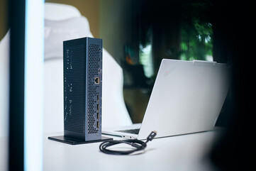 Orientación versátil: el Aorus AI Box puede colocarse en posición vertical para ahorrar espacio en el escritorio, lo que facilita el acceso a sus puertos traseros Thunderbolt 5, HDMI 2.1, tres DisplayPorts y la toma Ethernet.