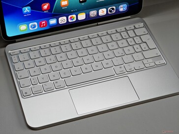 Un cómodo teclado y trackpad...