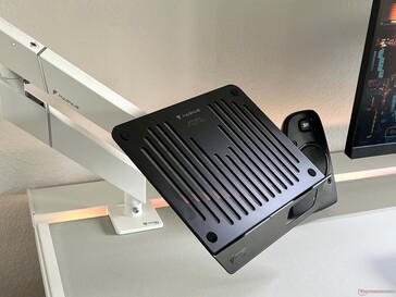 El soporte para portátil requiere un brazo para monitor adicional.