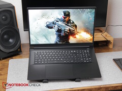 XMG Apex 17 sobre un escritorio