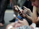 Una encuesta reciente revela que los adolescentes tienen ideas más complejas sobre el uso de los smartphones de lo que cabría esperar. (Fuente de la imagen: Robin Worrall en Unsplash - editado)