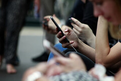 Una encuesta reciente revela que los adolescentes tienen ideas más complejas sobre el uso de los smartphones de lo que cabría esperar. (Fuente de la imagen: Robin Worrall en Unsplash - editado)