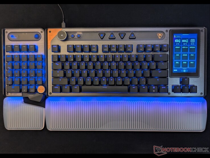 Diferencia de color de la retroiluminación preestablecida en morado entre el KB7 y el KP7 con el brillo al máximo.