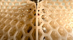 El robot humanoide 1X NEO está recubierto de un cojín de polímero 3D suave y protector. (Fuente de la imagen: 1x)