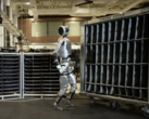 Atlas se mueve de forma similar a como lo hace un humano (Fuente de la imagen: Boston Dynamics/YouTube)