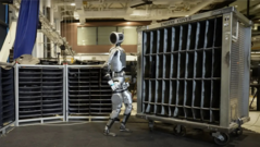 Atlas se mueve de forma similar a como lo hace un humano (Fuente de la imagen: Boston Dynamics/YouTube)