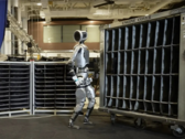 Atlas se mueve de forma similar a como lo hace un humano (Fuente de la imagen: Boston Dynamics/YouTube)