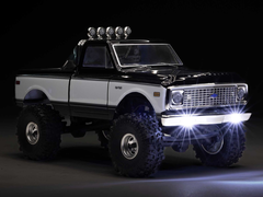 Una imagen de la oruga Axial SCX24 sobre un fondo oscuro.