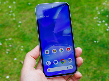 El Google Pixel 9a al aire libre