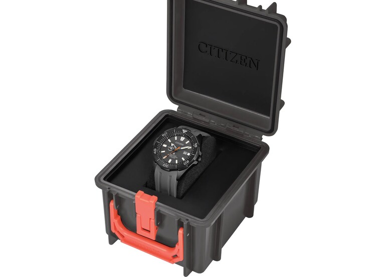 Una caja de aparejos Promaster gris personalizada, con cierres de color naranja brillante, que contiene el modelo Promaster BN0207-06H en su interior.