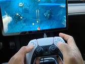 Tesla ofrece compatibilidad exclusiva con el mando PS5 (imagen: kingvally/YT)