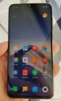 Uso de Xiaomi Mi 9 SE en el exterior a la sombra