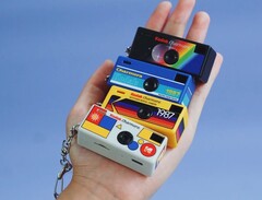 La Kodak Charmera, en la imagen en cuatro de siete colores, es realmente una cámara llavero (Fuente de la imagen: Kodak)