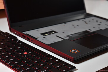 Lenovo ThinkPad P16s Gen 4 AMD con el teclado desmontado