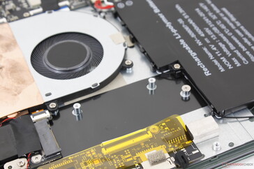 El sistema puede admitir hasta dos SSD M.2 SATA III