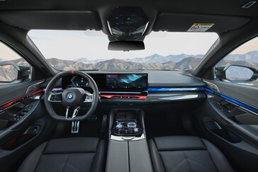 BMW ha seguido el mismo camino que muchos fabricantes de vehículos eléctricos en lo que respecta a la interfaz de usuario y el diseño interior. Al menos sigue habiendo mandos en el volante. (Fuente de la imagen: BMW)