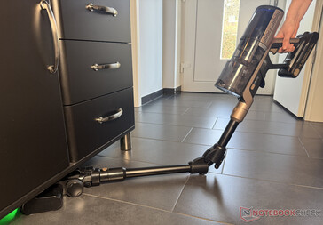 El tubo flexible facilita la limpieza bajo los muebles