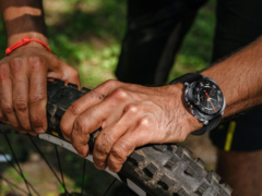 La Rogbid Apex TS (en la imagen) lleva incorporada una linterna LED para utilizarla también en exteriores. (Fuente de la imagen: Rogbid)