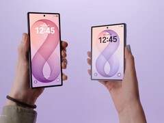 Samsung lanzó el Galaxy Z Fold8 Ultra (izquierda) y el Galaxy Z Fold8 (derecha) a finales de julio de 2026.