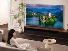 El televisor Q8C de TCL (en la imagen) es un modelo premium QD MiniLED. (Fuente de la imagen: TCL)
