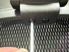 Instalación del reposacabezas con dos tornillos