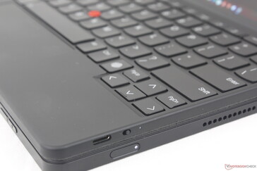 El lector de huellas dactilares está en el teclado en lugar de en la propia tableta