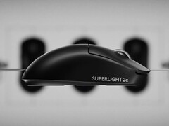 Ratón para juegos compacto Logitech G Pro X Superlight 2c desde el lateral. (Fuente de la imagen: Logitech)