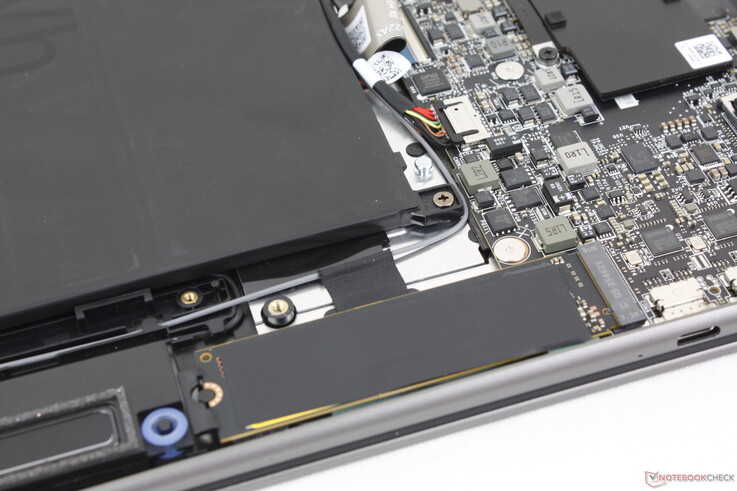 Sólo una única ranura M.2 2280 PCIe4 x4 en esta ocasión