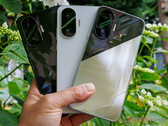 Pageheader Xiaomi deja caer pistas sobre el teléfono inteligente Poco F7 en las primeras imágenes sancionadas y vídeo unboxing Resumen Xiaomi ha revelado ahora el Poco F7 en tres opciones de color de lanzamiento. Mientras que la compañía se mantiene en silencio acerca de las especificaciones por ahora, el Poco F7 Limited Edition ha dado una muestra de lo que está por venir de la tercera y probablemente más barata edición de la serie Poco F7. Palabras clave Xiaomi, Xiaomi Poco F7, Poco F7, Android, smartphone, Qualcomm, Qualcomm Snapdragon Cabecera de imagen Ya tenemos el Poco F7 en nuestras manos con sus tres opciones de color de lanzamiento. (Fuente de la imagen: Notebookcheck) #texto Xiaomi ha levantado la tapa del Poco F7 antes de su debut completo el 24 de junio. Como hemos cubierto por separado, la compañía se ha comprometido no sólo a ofrecer el dispositivo en la India, sino también a nivel mundial. Por cierto, pruebas de lo primero han aparecido ahora en Geekbench. Adelantándose a la próxima semana, Xiaomi nos ha permitido publicar fotos del Poco F7 en sus tres colores de lanzamiento. A partir de ellas, podemos confirmar que el dispositivo presenta un marco metálico con sus correspondientes botones y una llamativa carcasa para la cámara. Aunque el aspecto pueda sugerir lo contrario, los destellos verdes de cada objetivo son puramente decorativos y no LED activos. Mientras tanto, parece que incluso la versión de edición limitada está preparada para un lanzamiento mundial. Luciendo un acabado casi translúcido, el modelo de Edición Limitada también revela que el Poco F7 saldrá con un chipset Qualcomm Snapdragon y una cámara principal de 50 MP asistida por OIS como el Poco F7 Pro anterior (actualmente 599,99 $ en Amazon). Desafortunadamente, no podemos compartir más especificaciones en este momento. Por favor, vea el vídeo de TechTablets a continuación para obtener más detalles antes del evento de lanzamiento del próximo martes. Fuente(s): Notebookcheck & TechTablets https://www.youtube.com/watch?v=t-YuUf7rufs Enlace Amazon https://www.amazon.com/Xiaomi-Tmobile-Global-Unlocked-24117RK2CG/dp/B0F2N4MPTC Artículos enlazados Notas marco metálico, botones metálicos como era de esperar, la edición limitada tiene un acabado casi translúcido