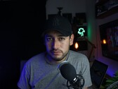 Creador de contenidos en un estudio doméstico con micrófono y cámara, que ilustra el Programa de socios de YouTube