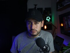 Creador de contenidos en un estudio doméstico con micrófono y cámara, que ilustra el Programa de socios de YouTube