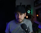 Creador de contenidos en un estudio doméstico con micrófono y cámara, que ilustra el Programa de socios de YouTube