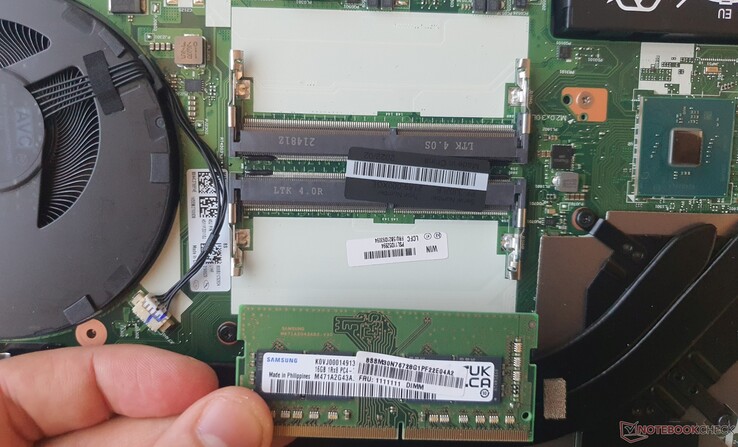 1x 16 GB de RAM DDR4-3200 (canal único)