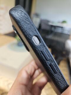 Una funda Bellroy aparentemente hecha para el iPhone 15 Pro Max no está diseñada para el nuevo botón Action. (Fuente: Notebookcheck)