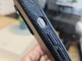 Una funda Bellroy aparentemente hecha para el iPhone 15 Pro Max no está diseñada para el nuevo botón Action. (Fuente: Notebookcheck)