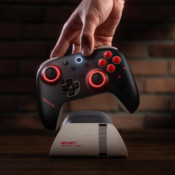 El 8BitDo Ultimate 2 Bluetooth - NES 40th Limited Edition tiene una pintura personalizada con fechas notables impresas en él. (Fuente de la imagen: 8BitDo)