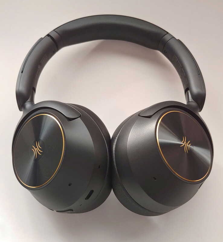 En cada auricular hay un micrófono con cancelación de ruido, y cerca del puerto USB-C hay un micrófono para llamadas. (Fuente de la imagen: Notebookcheck)