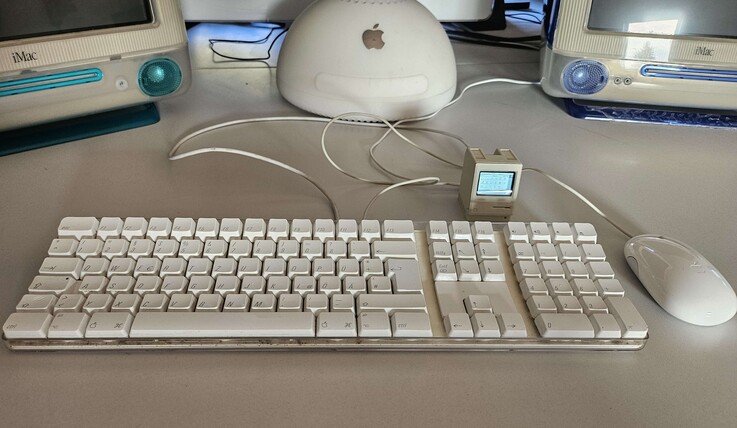 El Pico Mac Nano con teclado y ratón Apple.