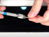 Una prueba de rayado del Samsung Galaxy S24 Ultra con un kit de dureza Mohs indica un avance en la resistencia al rayado de Gorilla Glass Armor. (Imagen: PBKReviews)