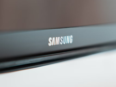 El problema con el servicio de televisión de Samsung parece derivarse de un fallo en el backend compartido o en la infraestructura basada en la nube, aunque la empresa aún no ha emitido ninguna declaración formal. En la imagen, el logotipo de Samsung en un televisor. (Fuente de la imagen: Marcel Strauß en Unsplash)