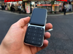 El Sidephone (en la imagen) tiene un teclado intercambiable único que utiliza imanes y clips. (Fuente de la imagen: Reddit)