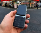 El Sidephone (en la imagen) tiene un teclado intercambiable único que utiliza imanes y clips. (Fuente de la imagen: Reddit)