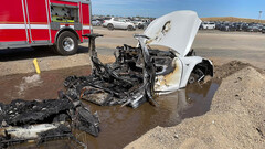 Este Tesla tuvo que ser sumergido para su extinción (imagen: SAC Metro Fire)