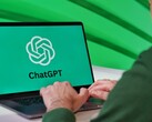 Persona escribiendo en un ordenador portátil con el logotipo de ChatGPT en la pantalla