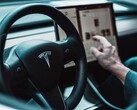 Tesla ha lanzado la actualización 2021.44.25, que incluye mejoras en el sistema de infoentretenimiento. (Fuente de la imagen: David von Diemar en Unsplash)